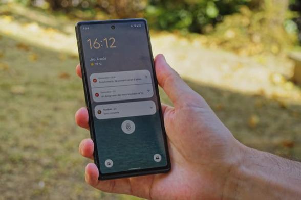 Suite à plusieurs cas de surchauffe, Google bride également la batterie des Pixel 6a