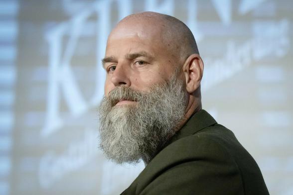 Der Verleger Holger Friedrich, ein Mann mit weißem langem Bart