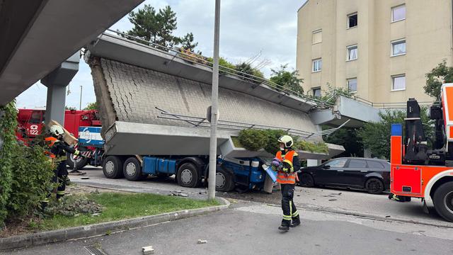 Verletzte in Linz: Fußgängerbrücke stürzt ein und zerquetscht Lkw | News