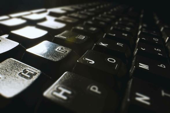 Eine schwarze russische und englische Tastatur