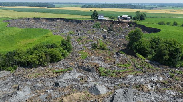 L'imposant glissement de terrain a défiguré le secteur.