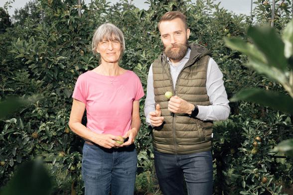Die Obstbäuer*innen Anke Wollanik und Simon Noflatscher in einer Apfelplantage.