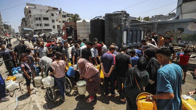 Palästinenser versuchen in Gaza-Stadt im Gazastreifen ihre Trinkwasservorräte aufzufüllen.