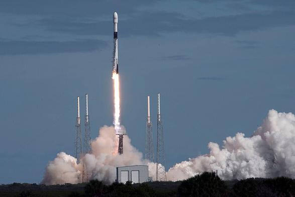 Falcon 9 lifts off from Cape Canaveral Air Force Station, Florida, delivering 60 Starlink satellites to orbit (Credit : US Air Force)