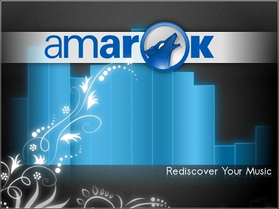 Portada del reproductor de música Amarok, se ven unas barras azules verticales, sobre ellas en la parte superior el nombre del software: Amarok. Y el logo, un lobo aullador