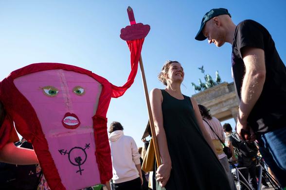 Frauenrechtsgruppen protestieren in Berlin gegen eine zeitgleich stattfindende Demonstration von Abtreibungsgegnern