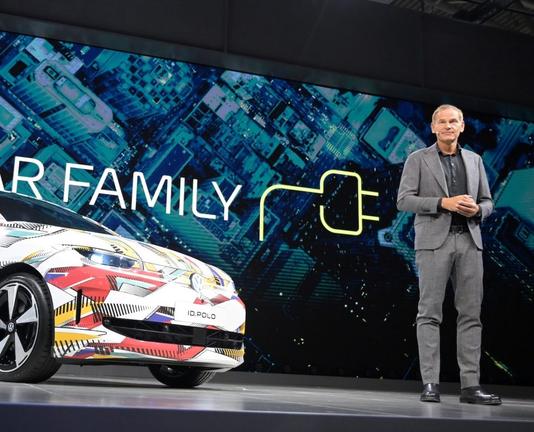 Via levanta US$ 492,9 milhões em IPO, marcas de EVs reagem