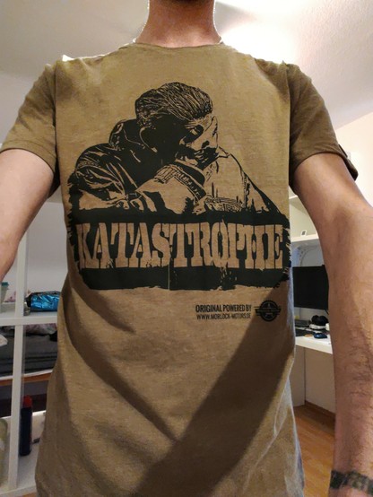 T-Shirt mit Facepalm Michael Manousakis und dem Wort Katastrophe 