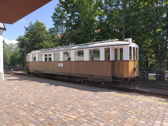 Vierachser der Rittner Bahn am Bahnsteig in Oberbozen.

Der Vierachser ist ein Holz-Triebwagen mit zwei Drehgestellen 