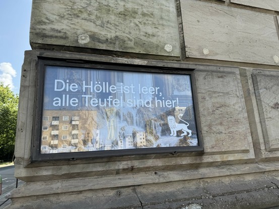 Foto vom Staatstheater Braunschweig. Es zeigt die Aufschrift „Die Hölle ist leer, alle Teufel sind hier!“. Ein Verweis auf W. Shakespeare - Der Sturm