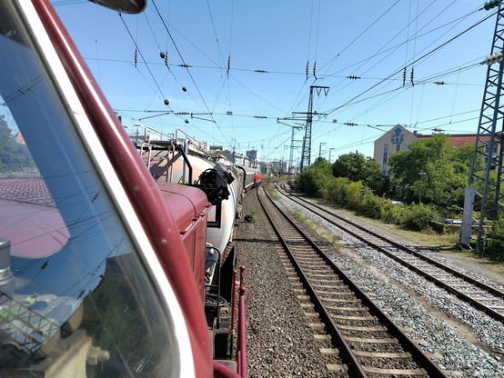 Blick nach hinten aus dem Führerstand und auf den im Bogen befindlichen Zug