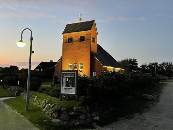 Friesenkapelle in Wenningstedt am Abend.