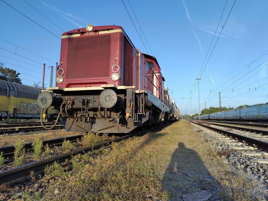 Lok von vorne seitlich aus der Hocke fotografiert 