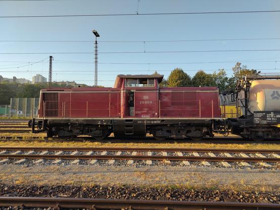 Lok direkt von der Seite fotografiert. Rechts ist noch ein Stück vom Kesselwagen zu sehen