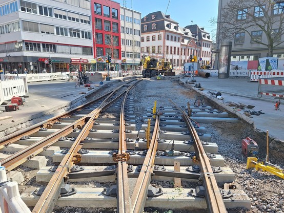 Foto der Straßenbahnbaustelle am Münsterplatz. Blick Richtung Schillerplatz. Die Weiche aus Richtung Schillerplatz in Richtung Alicenplatz ist eingebaut.