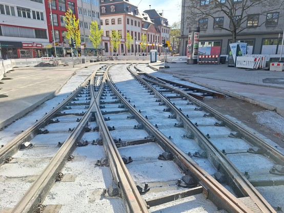 Foto der Straßenbahnbaustelle am Münsterplatz. Blick Richtung Schillerplatz. Beide Weichen und die Gleiskreuzung sind eingebaut.