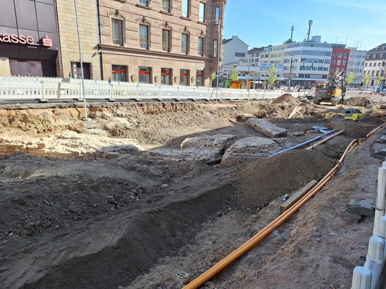Überreste eines Stadttores in der Baustelle in der Binger Straße