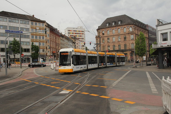 Eine Variobahn passiert die neue Abzweigung in Richtung Schillerplatz