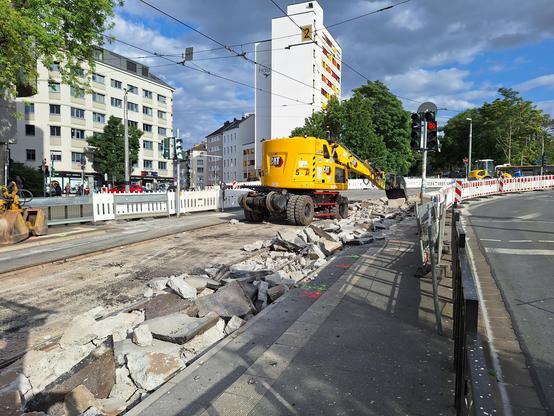 Blick von der Haltestelle in Richtung Brücke. Die Betonoberfläche ist bereits zertrümmert.