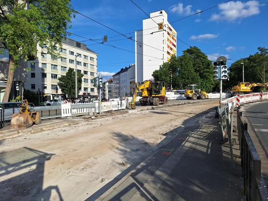 Blick von der Haltestelle in Richtung Brücke. Die Gleise sind in beiden Richtungen entfernt.
