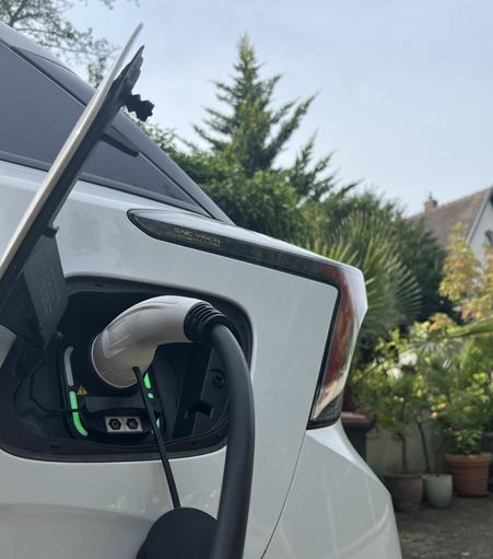 Imagine a world where only electric cars were ever driven.

Now an engineer comes along and proposes a new drive system based on the combustion of fuels.

No, charging at home would not be possible; instead, people would need gas stations, tanker trucks, and industrial plants to refine the raw material. The raw material is transported by tankers from many parts of the world across the sea. Mostly from dictatorships that blackmail and invade other countries.

You would chase him away!

Bildbesch…